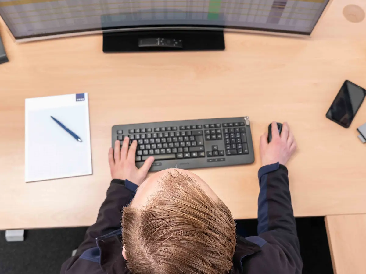 Mann sitzt vor Computer