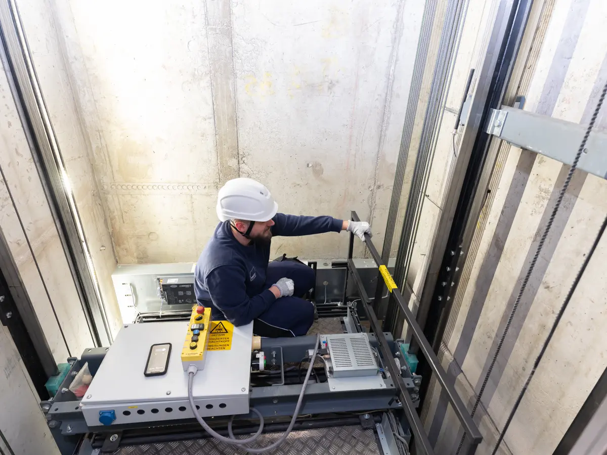 Servicetechniker repariert Aufzug