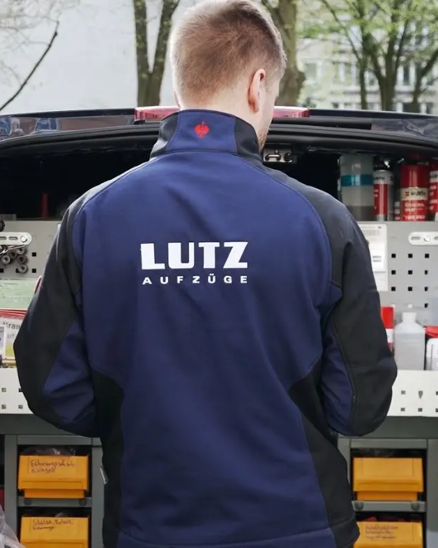 Techniker mit Auto