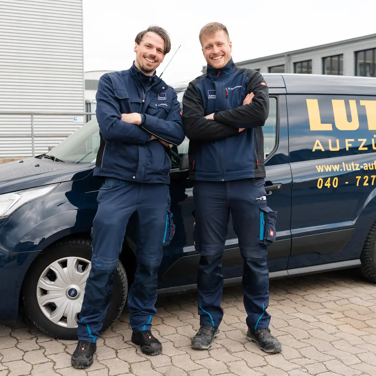 Zwei Servicetechniker stehen vor LUTZ-Auto