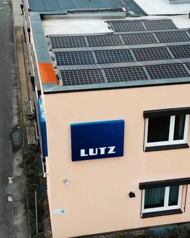 Solarzellen auf Unternehmenszentrale