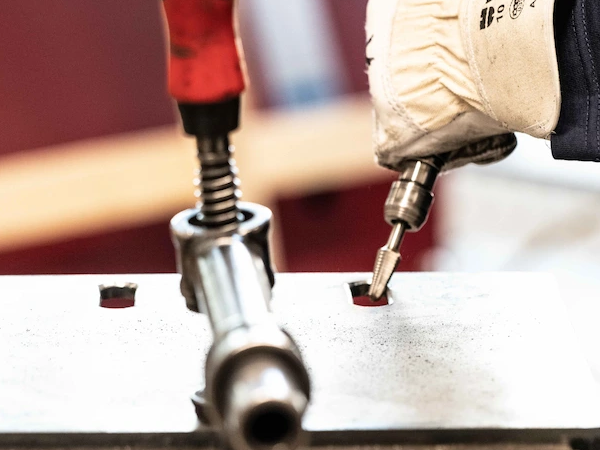 Mitarbeiter arbeitet im Werk