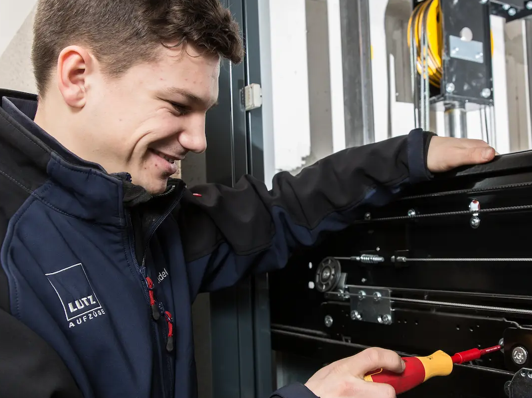 Servicetechniker wartet Aufzug