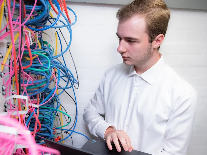 Fachinformatiker im Serverraum