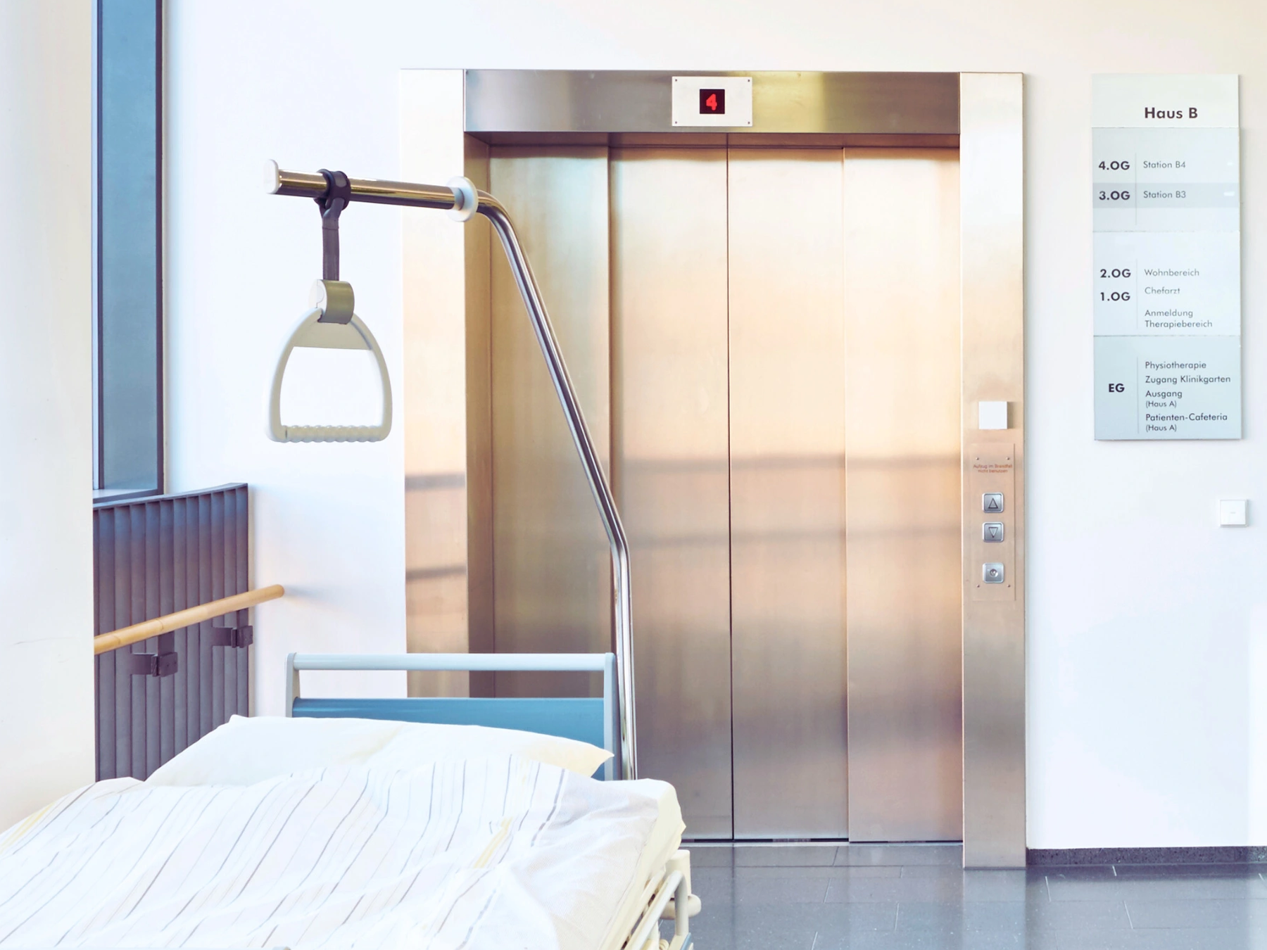 Bettenaufzug Krankenhaus mit Krankenbett