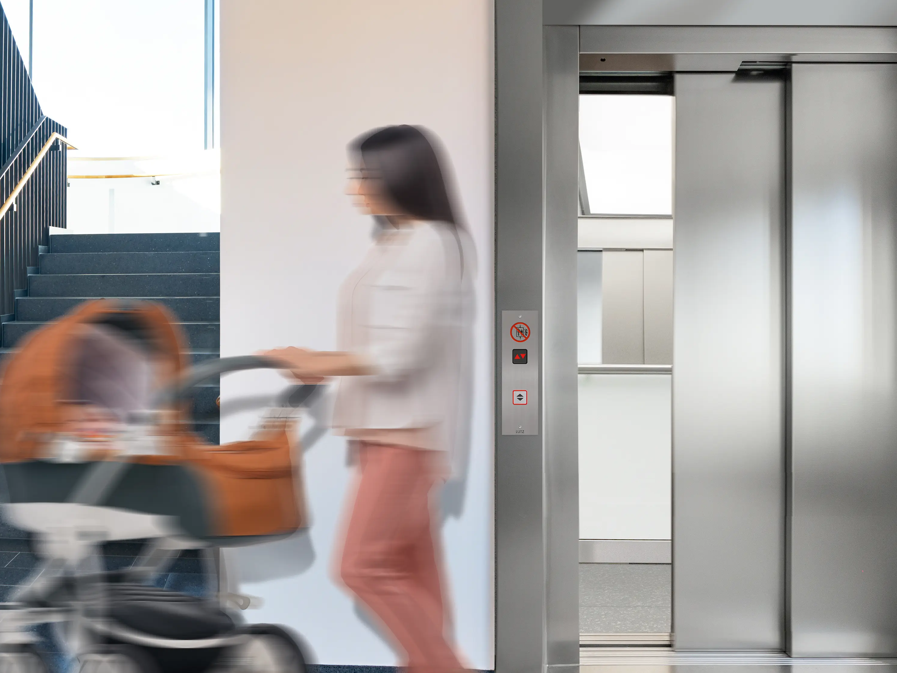 LUTZ Classic Aufzug im Treppenhaus für Mutter mit Kinderwagen