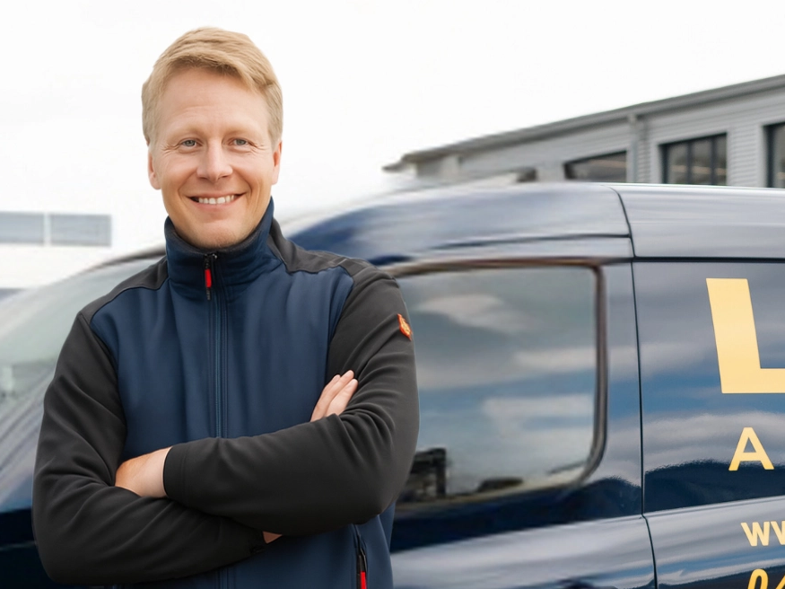 Servicetechniker vor blauem LUTZ Firmenwagen